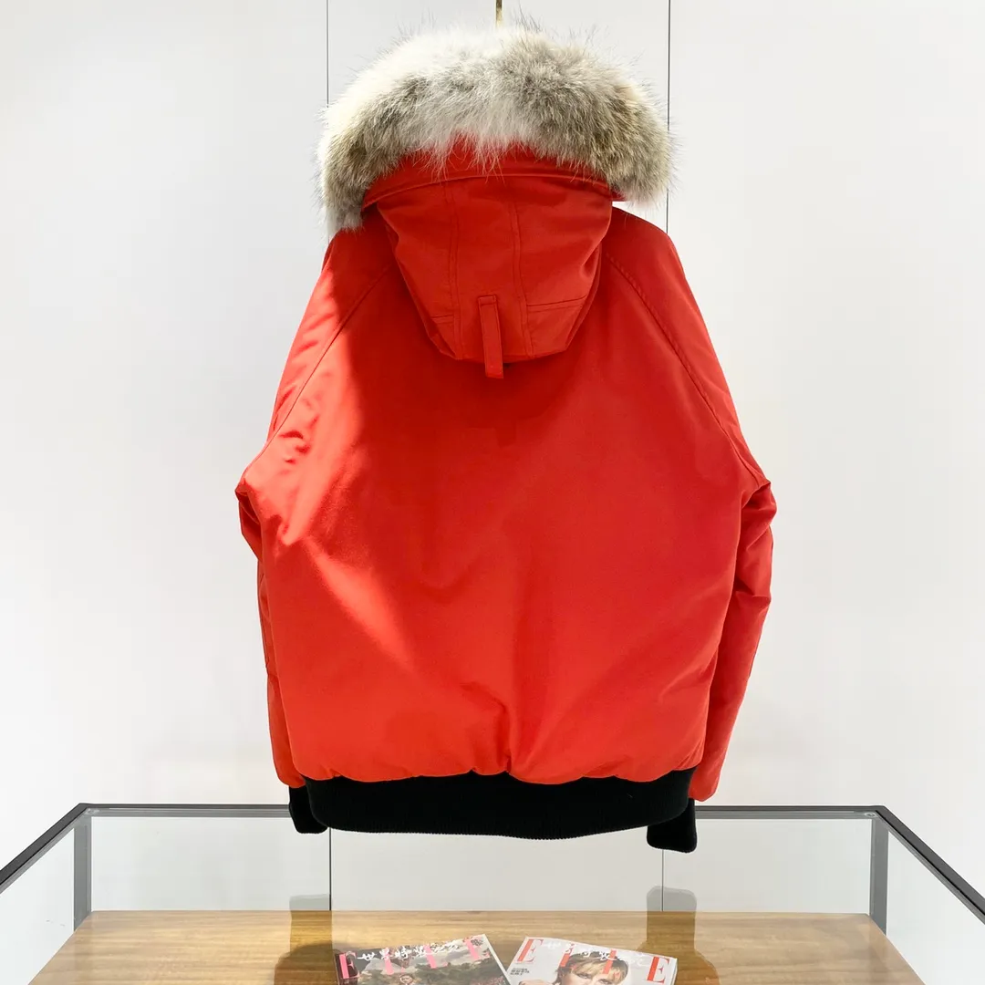P760 Canada goose/Canada Goose 01 Couple Expedition Parka Down Jacket, authentic original version, you need to compare with the original to check it out at any time, all accessories are customized from the original factory 💯The softness and hardness of the fabric is compared with the original, and it can be restored by kneading at will (fabric misunderstanding: Fabrics with high hardness are not waterproof. Only when you buy the latest authentic version this year will you notice the softness and comfort of the fabric) 💯The down is synchronized with the authentic white duck down, fluffy and not lumpy. Electronically controlled velvet filling machine 💯Customized zippers with authentic YKK military-grade copper core zipper pullers, high hardness and no jamming 💯The fur collar is purchased from Western Canada coyote skin original customization 💯All workmanship and wiring are controlled by workers with more than ten years of experience. They must be horizontal and vertical, and are not allowed to twist. The inner wiring density is more sophisticated. Feel free to compare 💯Big goose label Collar label Washed label Hangtag Zipper cord Pocket label Back label, collar velvet, Velcro fasteners, cuffs, all details are updated simultaneously with genuine products. The best version, the most complete color matching, all kinds of battle products. Color: off-white, black, charcoal gray, navy blue, red, blue. Size: XS-XXL